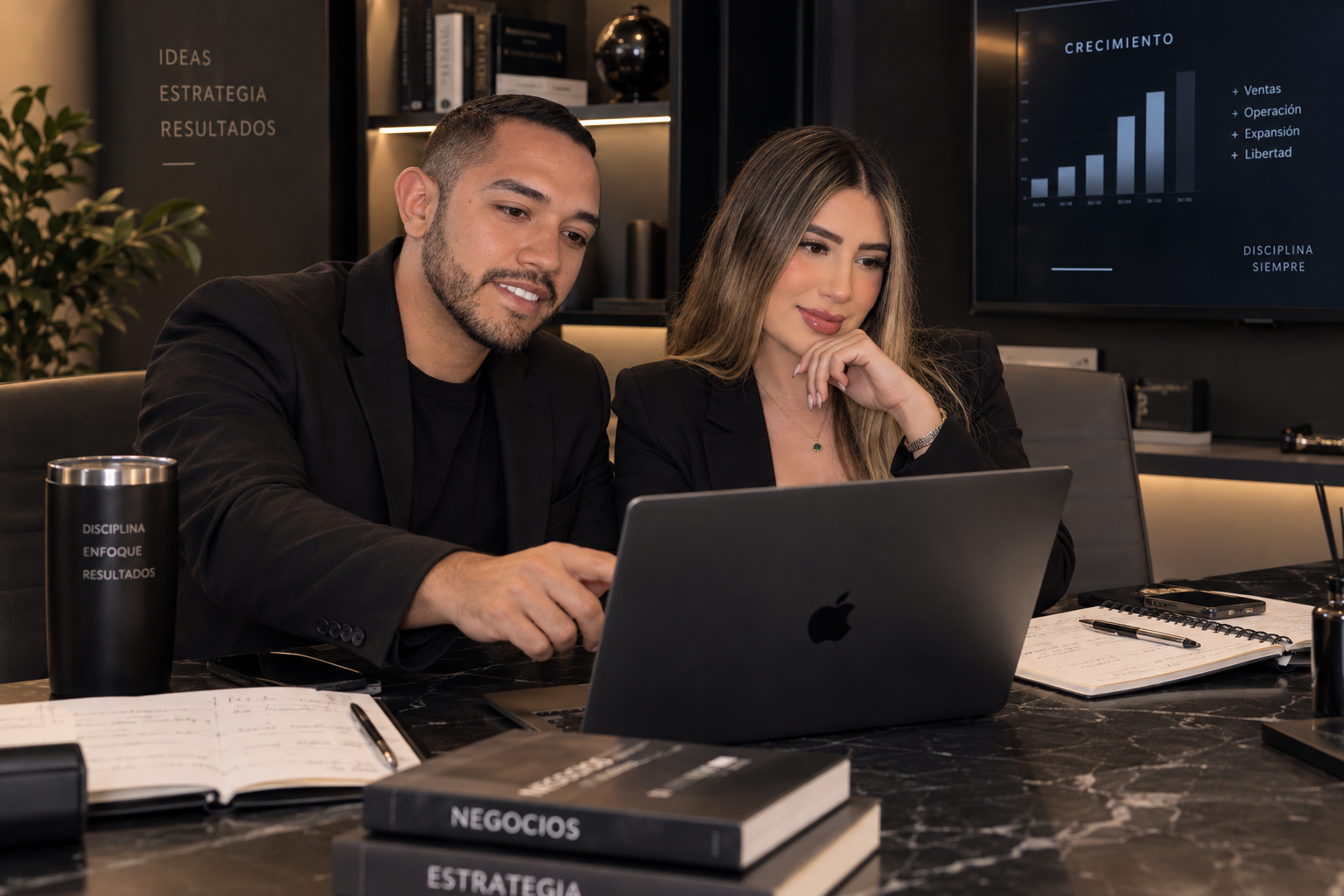 Santiago Trilleras y Samantha Chaparro trabajando